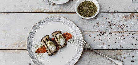 Gegrillte Auberginen mit Pistazienpesto gefüllt