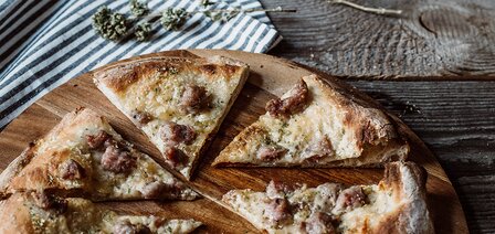 Pizza mit Trüffeln und Salsiccia