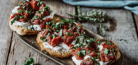 Friselle mit Stracciatella und gebackenen Tomaten